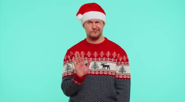 Noel Baba şapkalı şaşkın adam kendini göstererek neden bana teşekkür etmediğini soruyor.