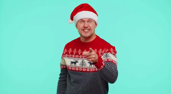 Неймовірна людина в різдвяному светрі жестикулює руками з незадоволенням, звинувачуючи лаятися за невдачу — стокове фото