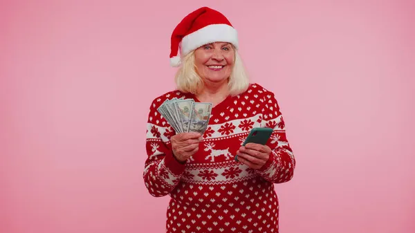 Christmas Grandmother looking smartphone sincerely rejoicing win success luck receiving money online — Stock Photo, Image