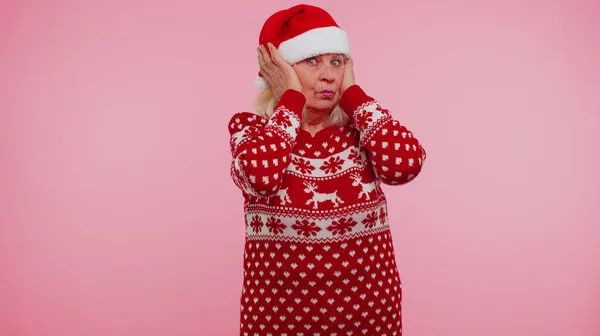 Sênior avó mulher em roupas de Natal cobrindo ouvidos, gestos não, evitando conselhos ignorando — Fotografia de Stock