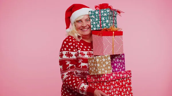 Старшая бабушка женщина в рождественском свитере проведение много подарочных коробок Новогодний подарок покупки — стоковое фото