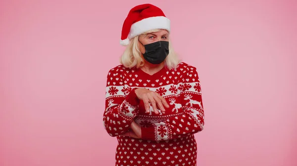 シニアクリスマス祖母身に着けている顔マスクパイプから安全からコロナウイルスオンロックダウン検疫 — ストック写真