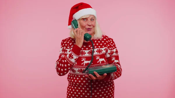 シニアクリスマスの祖母の女性は、有線ヴィンテージの80年代の電話で話して、ねえ、あなたは戻って私を呼ぶと言う — ストック写真
