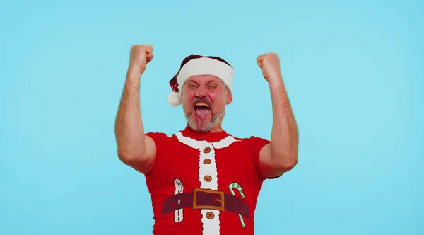 Fröhlicher Mann im Pullover Weihnachtsmann schreit, feiert Erfolg, gewinnt, Ziel erreicht — Stockfoto