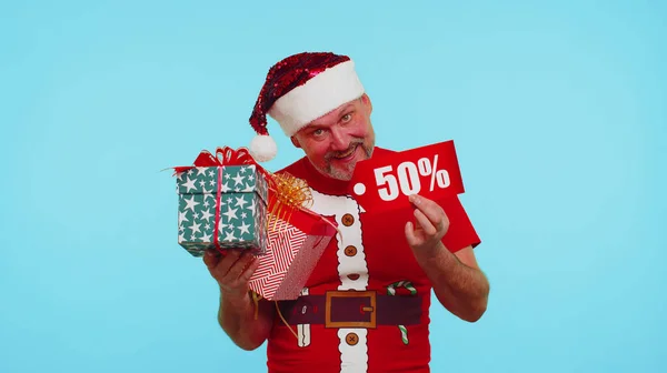 Чоловік у червоній різдвяній футболці з подарунковою коробкою та 50 відсотків дисконтних написів текстова нотатка — стокове фото