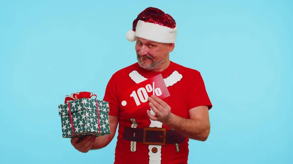 Man i röd jul t-shirt visar presentförpackning och 10 Procent rabatt inskriptioner banner text anteckning — Stockfoto