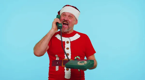 Funny man in Christmas t-shirt talking on wired vintage telephone of 80s, says hey you call me back — Stock Photo, Image