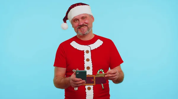 Człowiek w czerwonej koszulce używa telefonu komórkowego, plastikowej karty kredytowej, wygrać, Kalebrate, wow — Zdjęcie stockowe