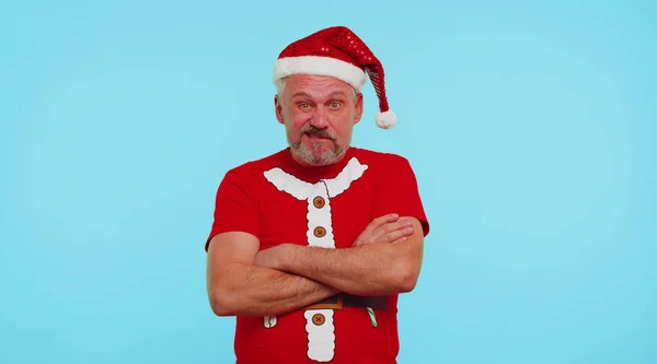 Zdezorientowany facet w T-shircie Mikołaj w świątecznym kapeluszu, wskazujący palcem, sam spytaj, dlaczego ja nie dziękuję. — Zdjęcie stockowe