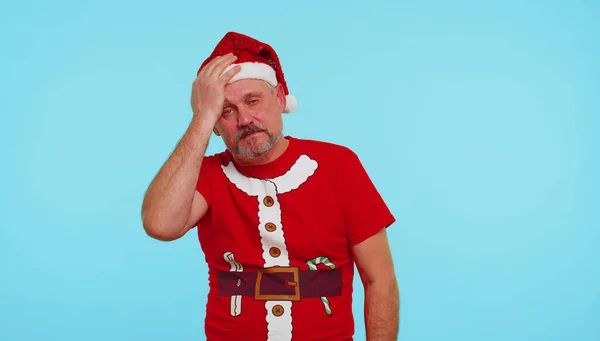 穿着圣诞红T恤的男人很沮丧，做鬼脸，觉得无聊、失望、糟糕 — 图库照片