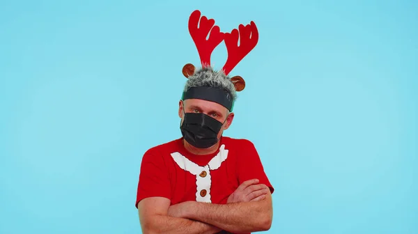Homem de Natal t-shirt vermelha usando máscara facial ppe a salvo de coronavírus em quarentena de bloqueio — Fotografia de Stock