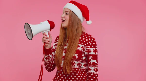 Дівчина в різдвяному светрі кричить в мегафоні оголошуючи знижки продажу торгової реклами — стокове фото