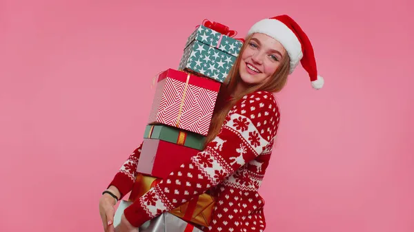 Mulher em camisola vermelha de Natal, chapéu de Santa sorrindo segurando muitas caixas de presente Ano Novo apresenta compras — Fotografia de Stock