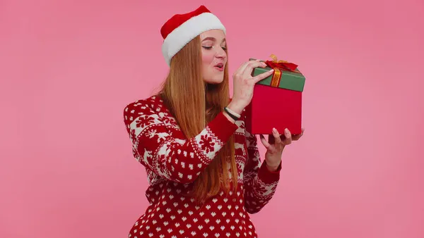 Ragazza divertente indossa corna di cervo maglione Capodanno ricevuto regalo, interessati a ciò che all'interno scatola regalo — Foto Stock