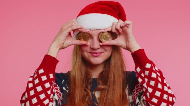 Altın bitcoin gösteren Noel kazaklı bir kız BTC kripto para yatırımı, madencilik geleceği