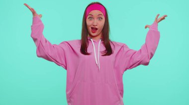 Şok olmuş gibi görünen heyecanlı kız ellerini havaya kaldırarak beyin patlaması hareketi yapıyor.