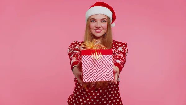 Радісна дівчина в червоному різдвяному светрі з оленями, що представляють різдвяну подарункову коробку, розпродаж торгового свята — стокове фото