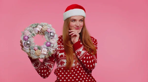 Adulto sorridente menina em vermelho Natal feriado suéter segurar levantar dedo ponto no brinquedo grinalda festiva — Fotografia de Stock