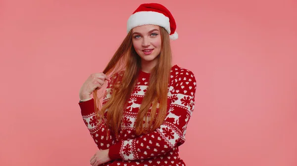 Allegro bella ragazza indossa maglione rosso di Natale e cappello sorridente guardando la fotocamera, Felice anno nuovo — Foto Stock