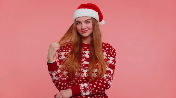 Menina adorável alegre usa camisola de Natal vermelho e chapéu sorrindo olhando para a câmera, Feliz Ano Novo — Fotografia de Stock
