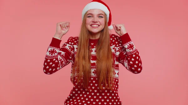 Ragazza allegra in maglione rosso Natale Babbo Natale gridando, celebrando il successo, vincendo, obiettivo realizzemen — Foto Stock