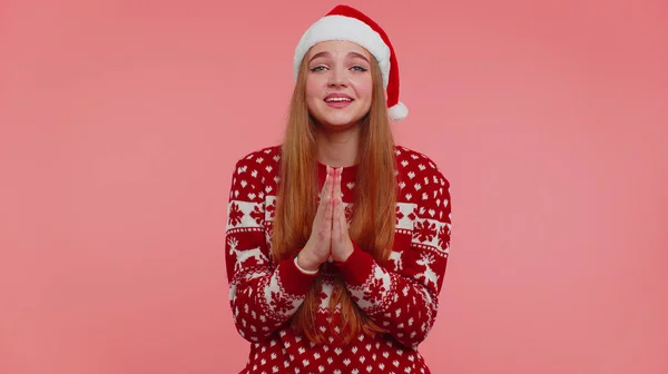 Дівчина в Різдвяний светр молиться, дивлячись вгору, роблячи бажання, просячи з надією виразити — стокове фото