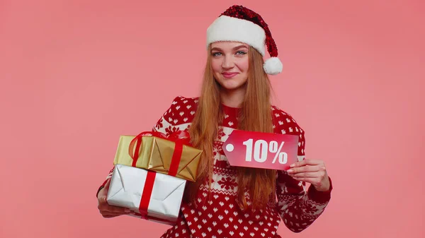 Donna in maglione di Natale che mostra scatola regalo e 10 per cento di sconto iscrizioni banner nota di testo — Foto Stock