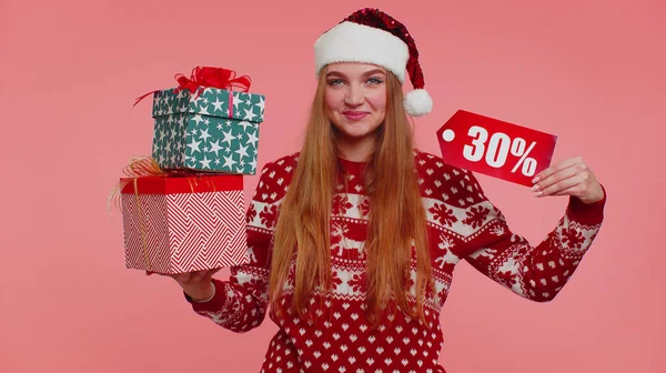 Ragazza in maglione di Natale che mostra scatole regalo e 30 per cento di sconto iscrizioni banner nota di testo — Foto Stock