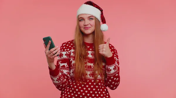 Donna in maglione di Natale cercando display smartphone sinceramente gioire vincere fortuna successo, pollice in su — Foto Stock