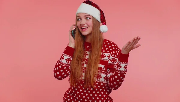 Ragazza a Natale Maglione di Babbo Natale fare telefonate cellulari inviare desideri congratularsi con gli amici di famiglia — Foto Stock