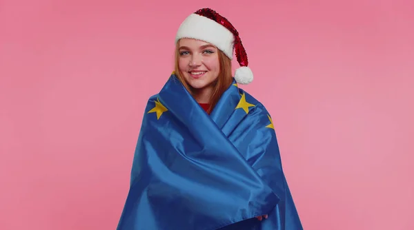 Різдвяна дівчина махає прапором Європейського Союзу, посміхаючись, підбадьорюючи демократичні права людини в Європі свободи — стокове фото