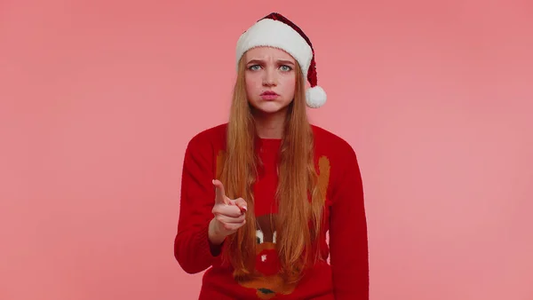 Fille mécontente dans le pull de Noël gesticulant les mains avec mécontentement, blâmant gronder pour l'échec — Photo