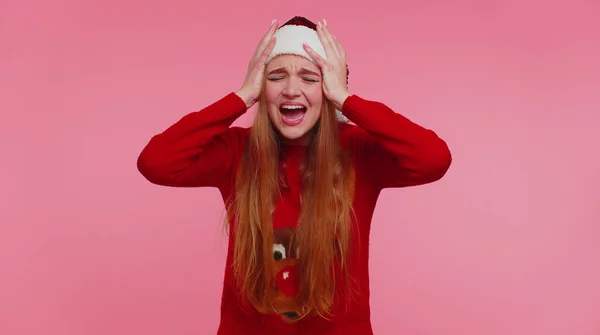 Menina de Natal encontrando sua própria fobia, prova de horror evento, gritando gritando em voz alta assustado — Fotografia de Stock