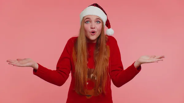 Заплутана дівчина в різдвяному светрі відчуває сором'язливість щодо неоднозначного питання, не маючи сумніву жодного уявлення — стокове фото