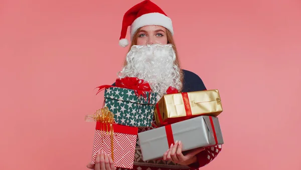 Дівчинка з різдвяної підробленої бороди Санта Клауса здивована подарунками на свята. — стокове фото
