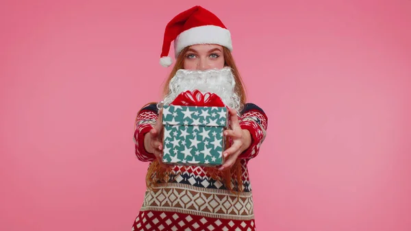 Menina no Natal barba falsa de Papai Noel apresentando caixa de presente de Natal, compras venda de férias — Fotografia de Stock