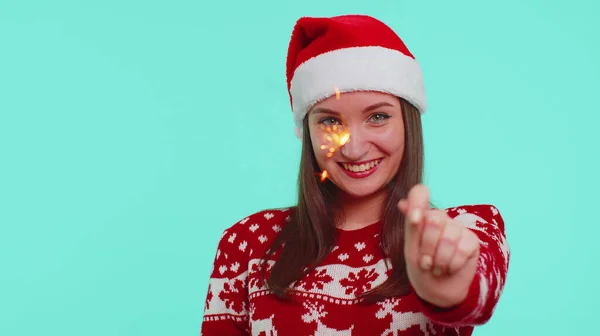 Menina encantadora no Natal Santa camisola dançando com bengala sparklers fogos de artifício ligts, parabéns — Fotografia de Stock