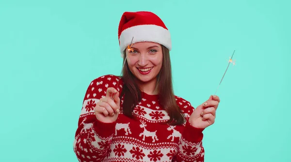 Menina encantadora no Natal Santa camisola dançando com bengala sparklers fogos de artifício ligts, parabéns — Fotografia de Stock