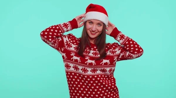 Доросла щаслива мила дівчина в різдвяному светрі слухає музику, танцює дискотеку, обманює розваги — стокове фото