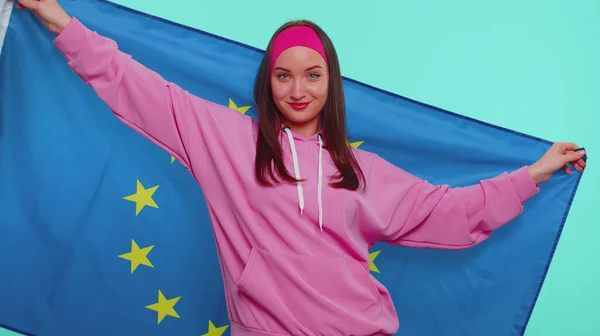 Красуня-підліток розмахує прапором Європейського Союзу, посміхаючись, вітаючи демократичні закони про права людини. — стокове фото