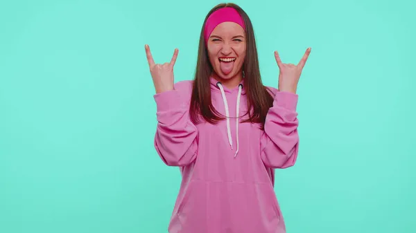 Överlycklig tonåring flicka visar rock n roll gest av händer, cool tecken, skrika ja med galna ansikte — Stockfoto