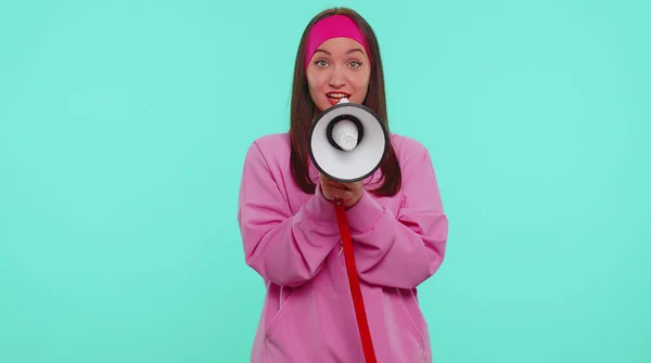 Teen dívka křičí v megafonu reproduktor oznamuje slevy prodej oznamuje reklamu — Stock fotografie