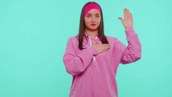 Uppriktig ansvarig tonåring flicka höja handen för att svära eden, lovar att vara ärlig och att säga sanningen — Stockfoto