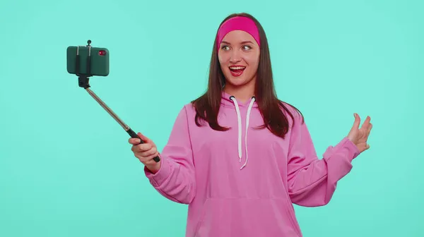 Girl traveler blogger taking selfie on mobile phone, communicating video call online with family — Stock Photo, Image