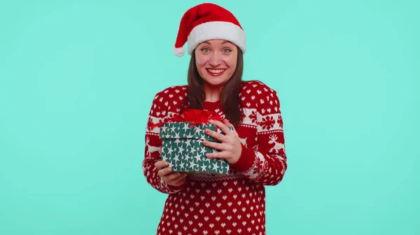 Menina alegre em camisola de Natal Santa recebendo caixa de presente, expressando felicidade espanto — Fotografia de Stock