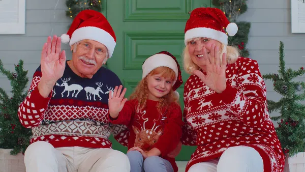 Старший старий пара бабуся і дідусь з онукою дівчинка дитина хвилі рука привіт, привіт біля різдвяного будинку — стокове фото