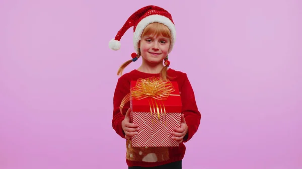Engraçado adolescente criança menina garoto usa camisola de Natal vermelho apresentando caixa de presente de Natal, venda de compras — Fotografia de Stock