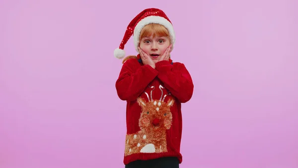 学校の女の子でクリスマスセーター持ち上げ手で驚きショックで突然の勝利,すごい感情 — ストック写真