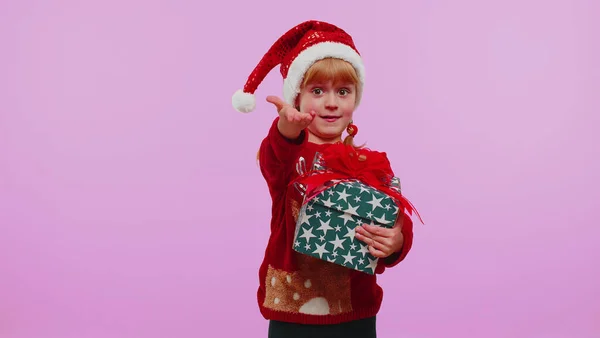 Счастливая девочка-подросток носит красный рождественский свитер, представляя рождественскую подарочную коробку, покупки — стоковое фото