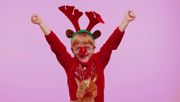 Веселая девочка в свитере Рождество Санта кричит, празднуя успех, победы, цели достигаются — стоковое фото